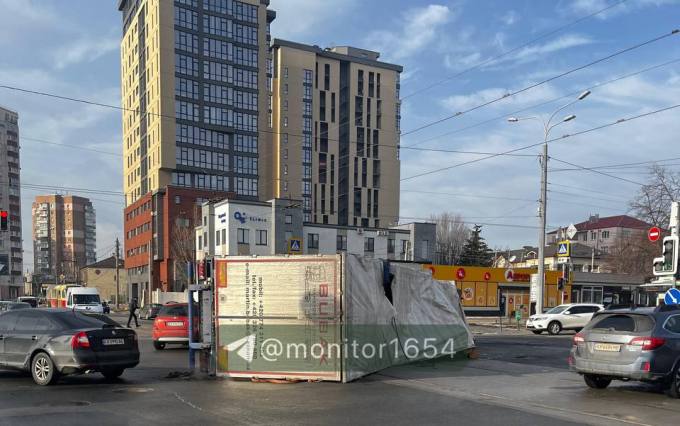 У Харкові фура з дровами перекинулася на трамвайних рейках